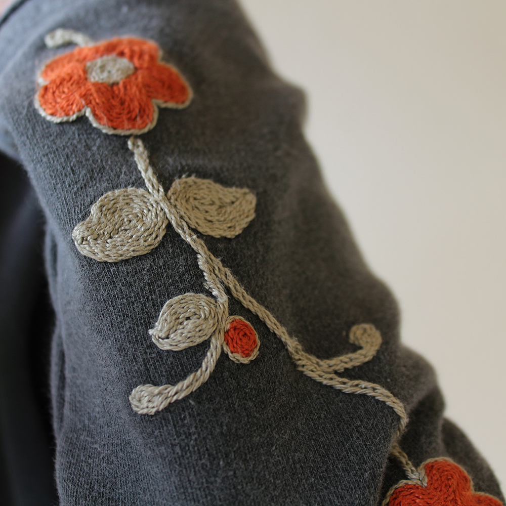 chaqueta bordada a mano 1 | Pepita Calabaza | Upcycling: bordado sobre una chaqueta de punto