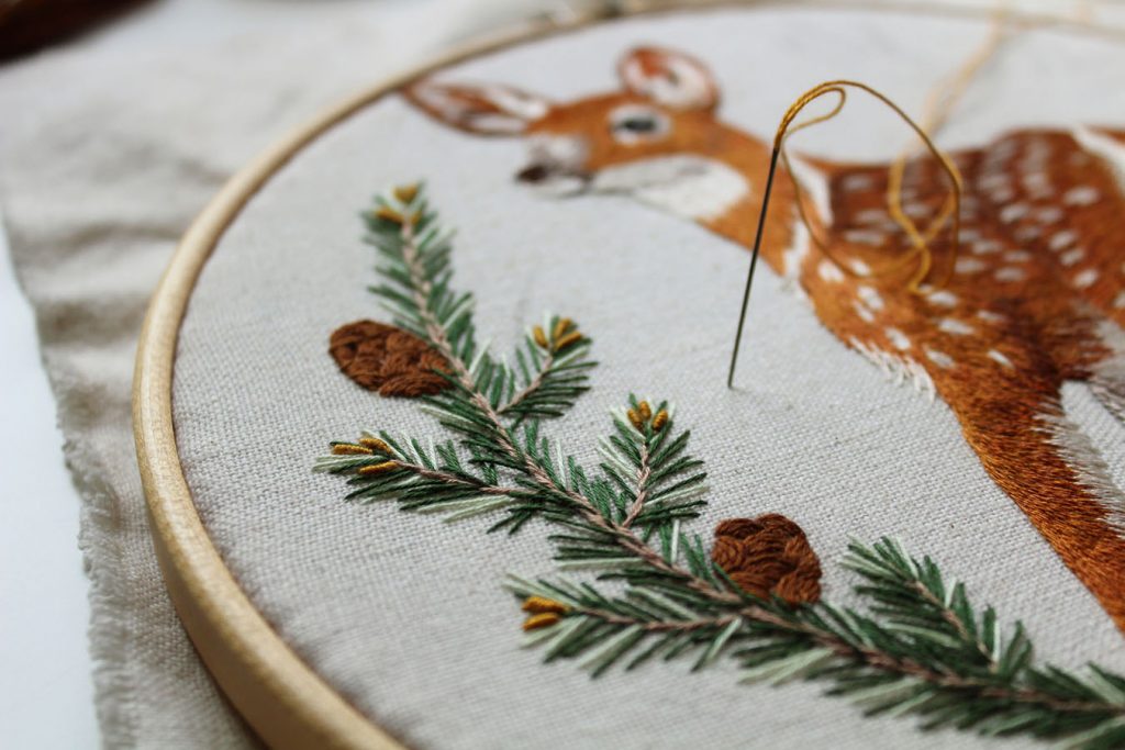 bordado pinas cervatillo 1 | Pepita Calabaza | Un cervatillo libre bordado durante el encierro