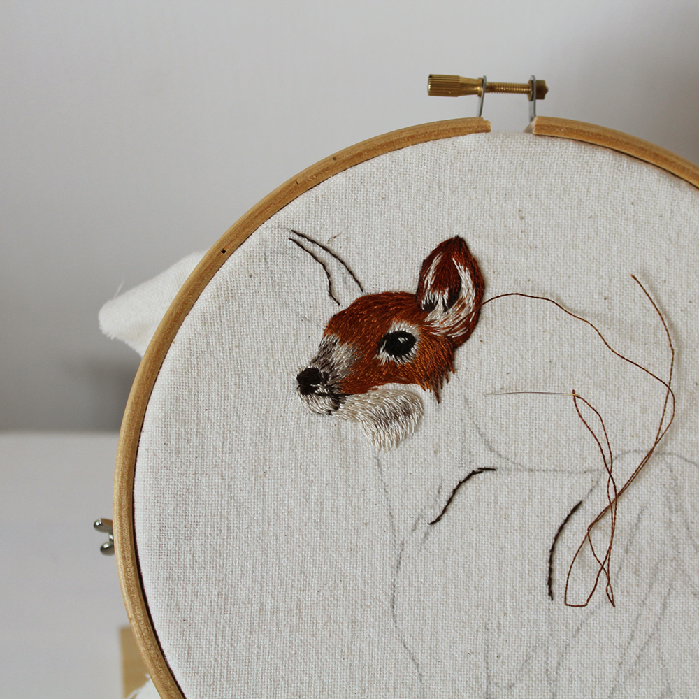 cervatillo bordado cabeza 1 | Pepita Calabaza | Un cervatillo libre bordado durante el encierro