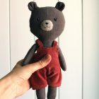 peluche oso peto pana burdeos 1 | Pepita Calabaza | Oso con peto de pana peluche oso peto pana burdeos 1 | Pepita Calabaza | Oso con peto de pana