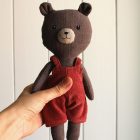 peluche oso peto pana burdeos | Pepita Calabaza | Oso con peto de pana