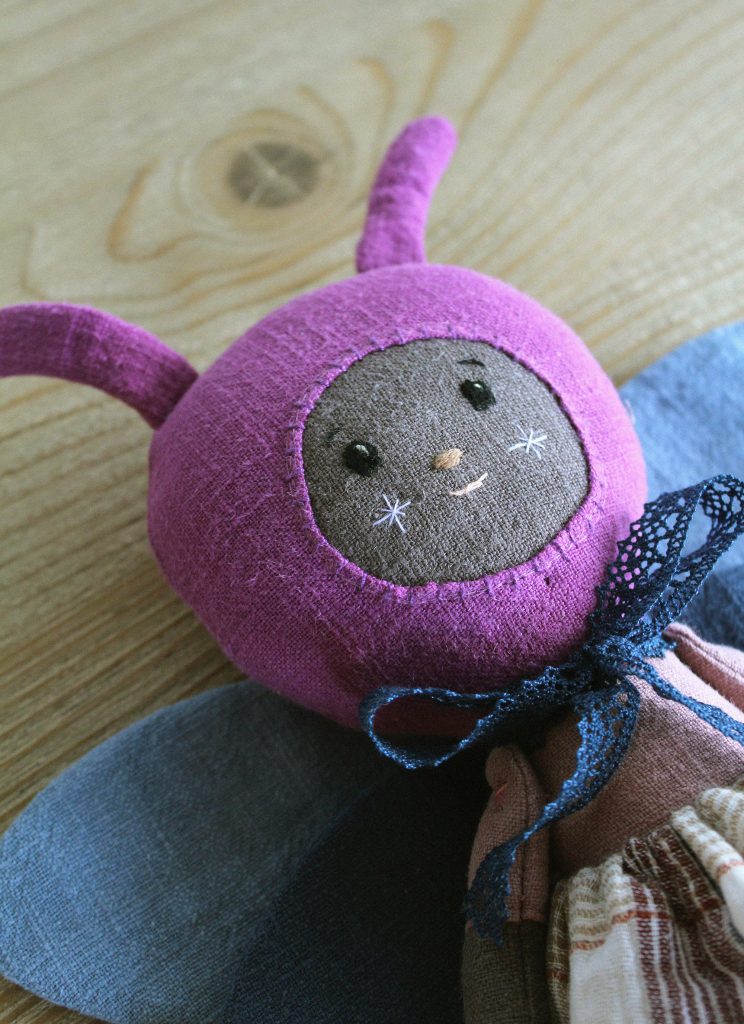 muñeca morado