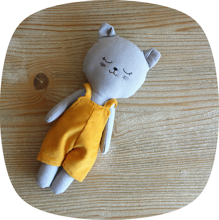 gato gris peto pana amarillo | Pepita Calabaza | Gatito con peto de pana gato gris peto pana amarillo | Pepita Calabaza | Gatito con peto de pana