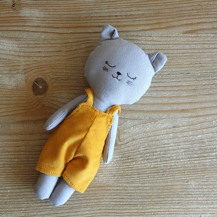 muneco gato con peto de pana amarillo | Pepita Calabaza | Los nuevos gatitos grises