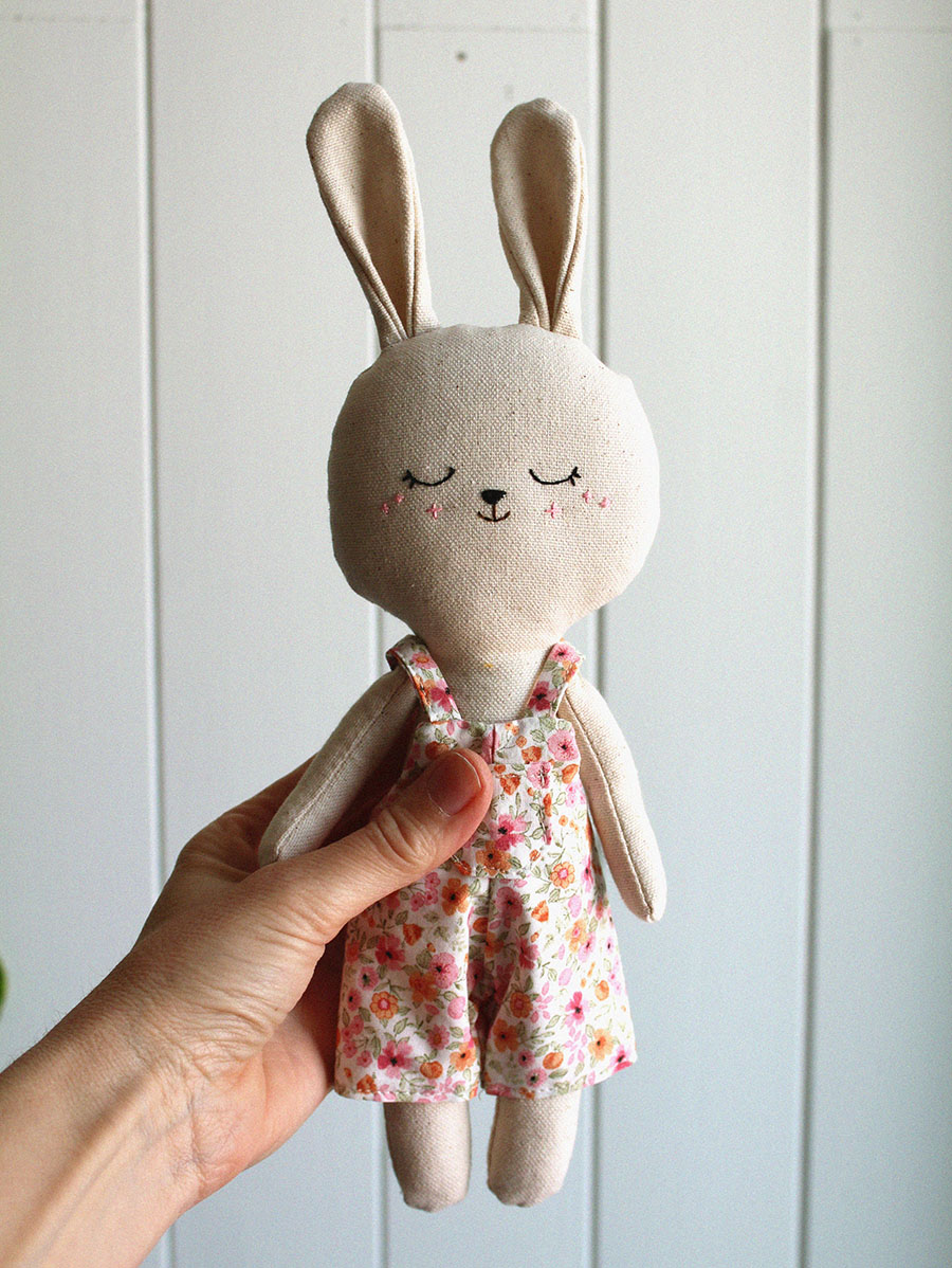 muneco conejo con peto flores | Pepita Calabaza | Home