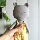 muneco gato gris peto vichy amarillo | Pepita Calabaza | Gato con peto muneco gato gris peto vichy amarillo | Pepita Calabaza | Gato con peto