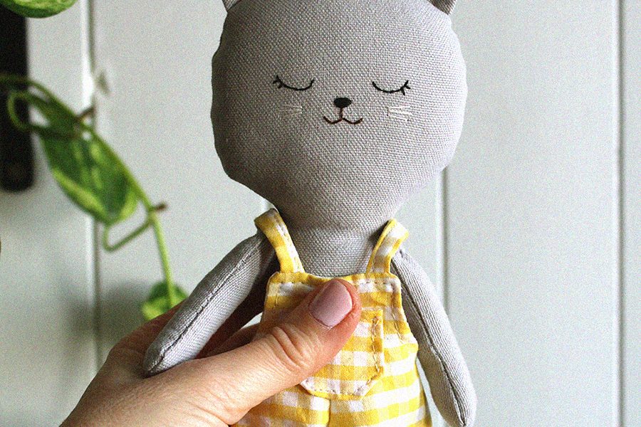 muneco gato gris peto vichy amarillo | Pepita Calabaza | Los nuevos gatitos grises