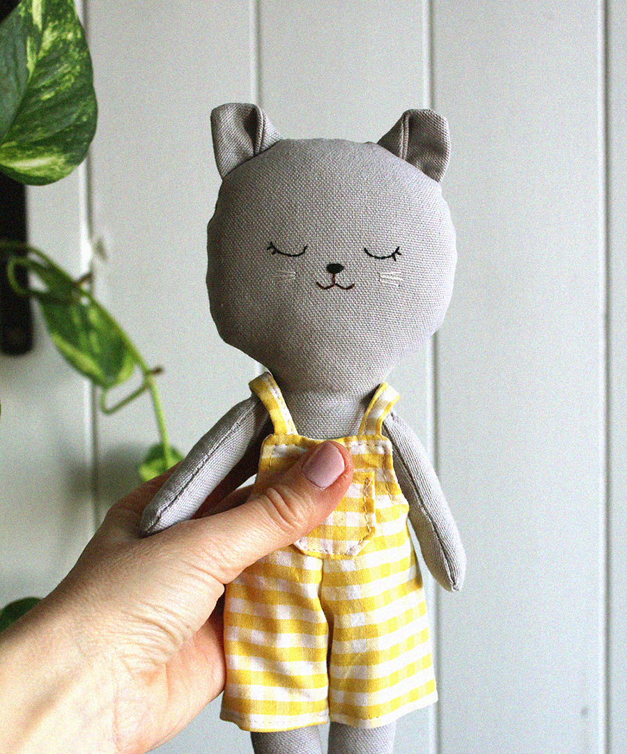 muñeco gato gris peto vichy amarillo muneco gato gris peto vichy amarillo | Pepita Calabaza | Gato con peto