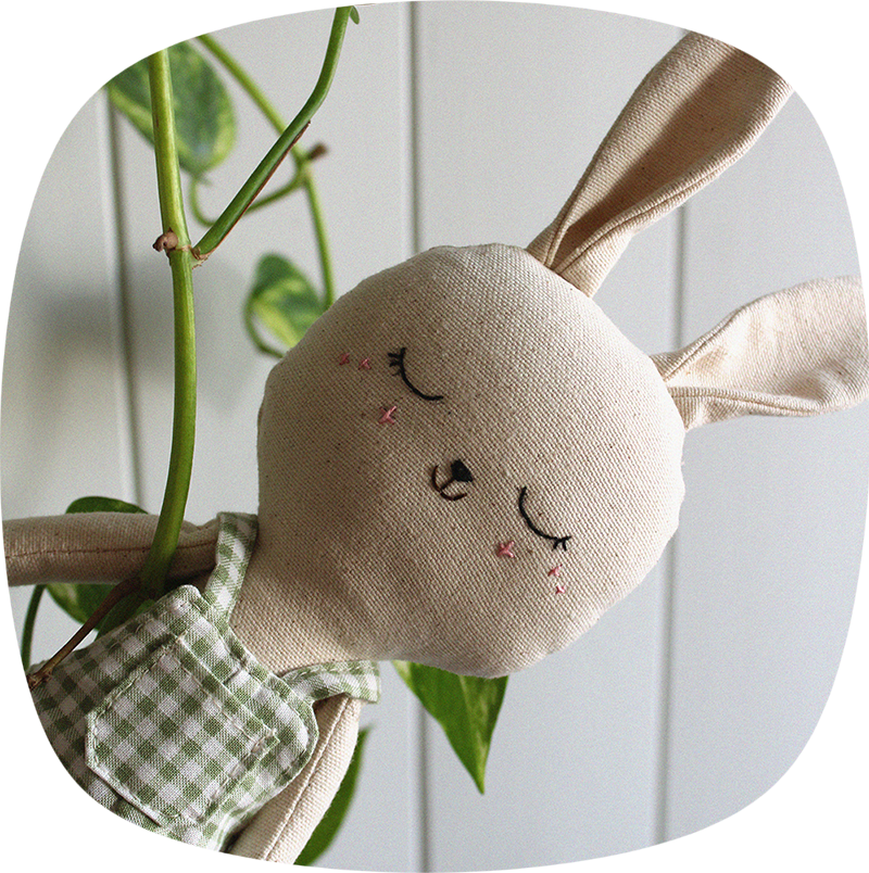 muñeco conejito con peto verde vichy