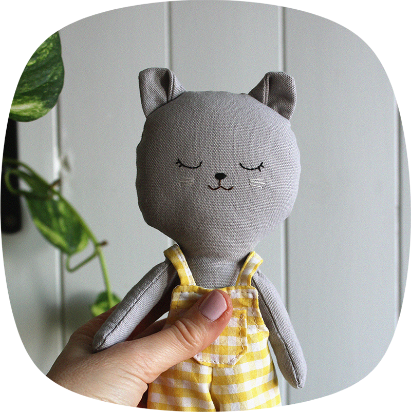 muneco gato gris peto vichy amarillo 1 | Pepita Calabaza | Nuevos petos de primavera