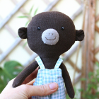 peluche monito peto vichy azul | Pepita Calabaza | Monito con peto