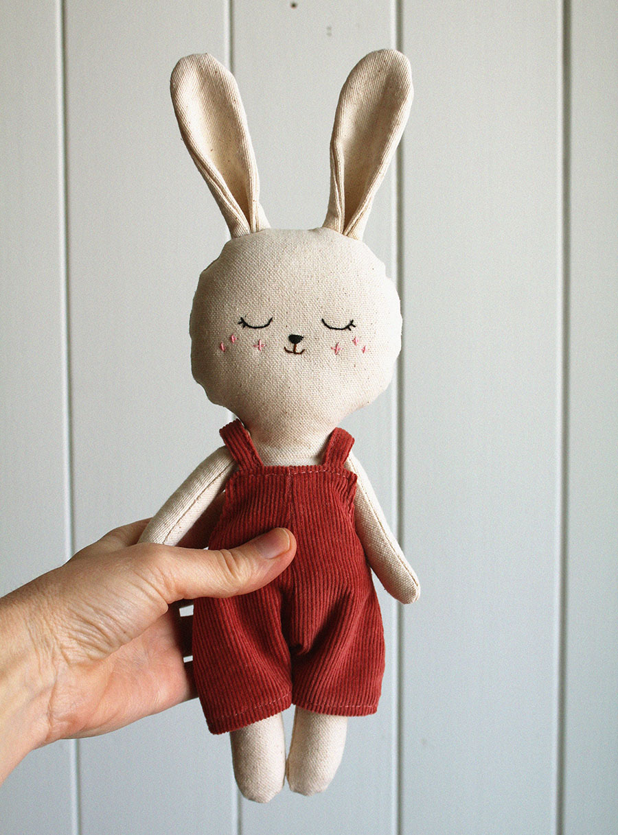muneco conejo peto de pana burdeos | Pepita Calabaza | Home