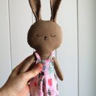 peluche conejo peto rosa | Pepita Calabaza | Conejito marrón con peto