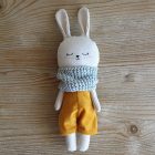 peluche conejo peto y bufanda | Pepita Calabaza | Conejito blanco con peto de pana