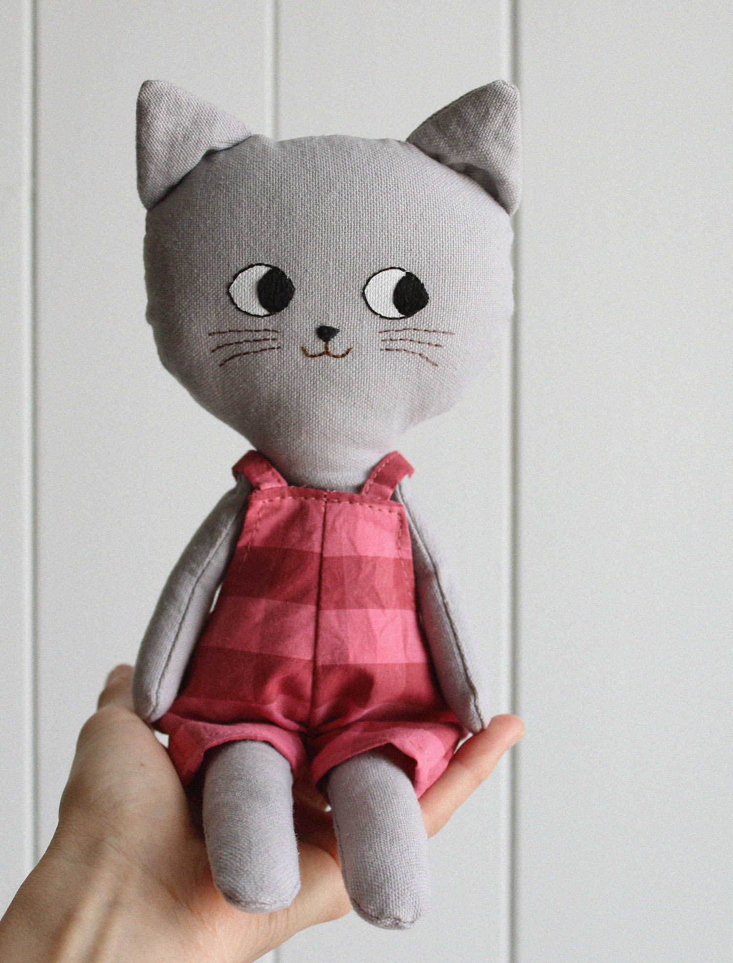 gato gris peto cuadros frambuesa gato gris peto cuadros frambuesa | Pepita Calabaza | Gato grande gris