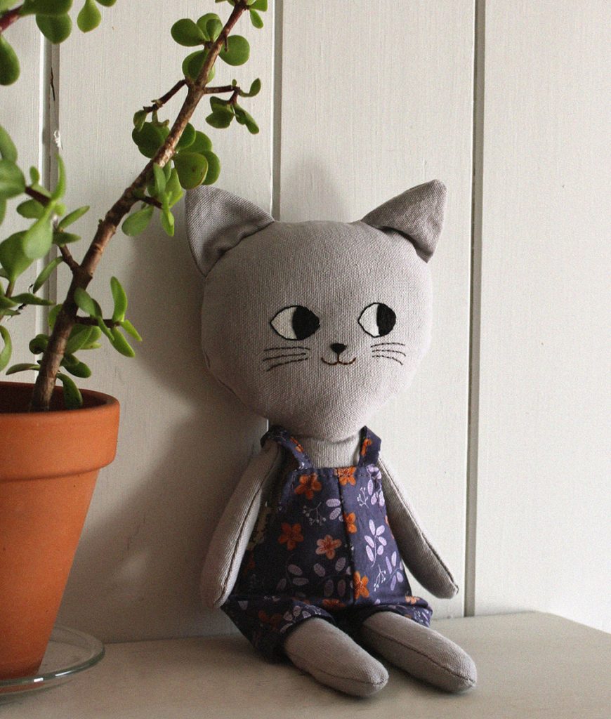 gato gris peto flores indigo | Pepita Calabaza | Gatos grandes