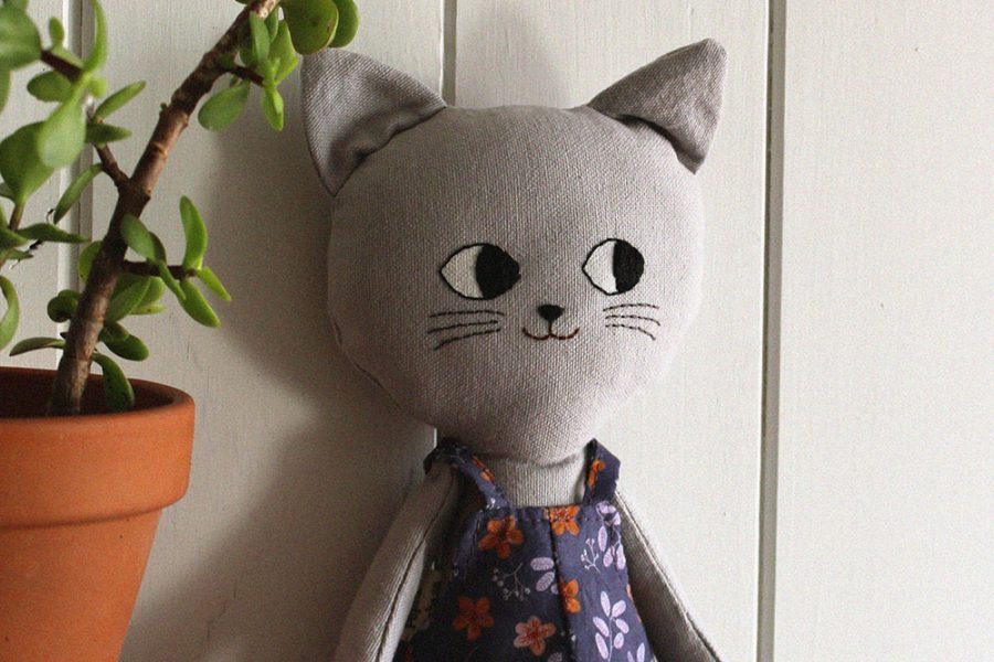 gato gris peto flores indigo | Pepita Calabaza | Gatos grandes
