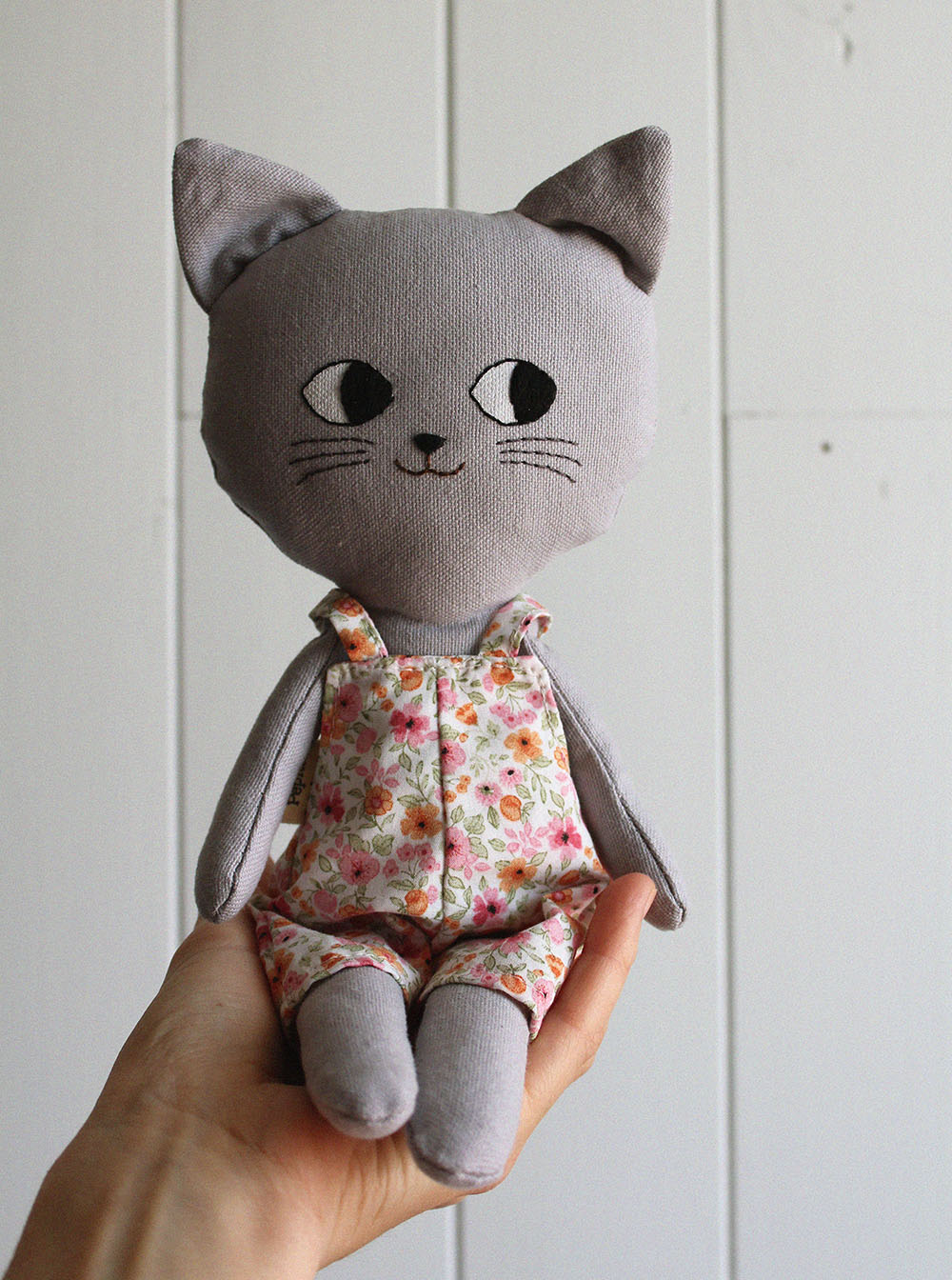 gato gris peto flores naranja | Pepita Calabaza | Home