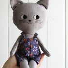 peluche gato gris peto flores indigo | Pepita Calabaza | Gato grande gris peluche gato gris peto flores indigo | Pepita Calabaza | Gato grande gris