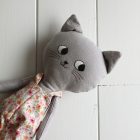 peluche gato gris peto flores naranja | Pepita Calabaza | Gato grande gris peluche gato gris peto flores naranja | Pepita Calabaza | Gato grande gris