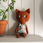 peluche gato naranja peto flores azul | Pepita Calabaza | Gato grande naranja peluche gato naranja peto flores azul | Pepita Calabaza | Gato grande naranja